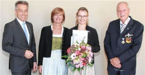 Dank an die Lebensretterin: Franziska Krimplstötter (Zweite von rechts) mit (von links) Landrat Otto Lederer, Anna Wallner und Ingo Flechsenhar (DLRG). Foto re