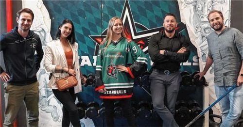 Darwin Kuhn, Sponsor der Starbulls Rosenheim (von links) gemeinsam mit Kathrin Tassotti, Hanna Obermeier, Michael Fischer vom Transformer Gym und Marcus Thaller, Vorsitzender der Starbulls Rosenheim.Foto Starbulls