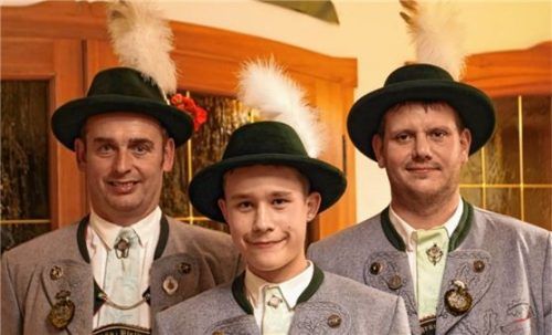 Das 400. Mitglied Johannes Rumpl (Mitte) mit dem Vorsitzenden Andreas Rausch (rechts) und dem Zweiten Vorsitzenden Andreas Höhensteiger.Foto re