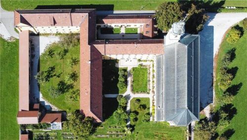 Das Areal des Klosters Reisach aus der Vogelperspektive: Teile des Areals dürfen nach Maßnahmen zu Verkehrssicherheit und Brandschutz wieder genutzt werden. Foto Staatliches Bauamt