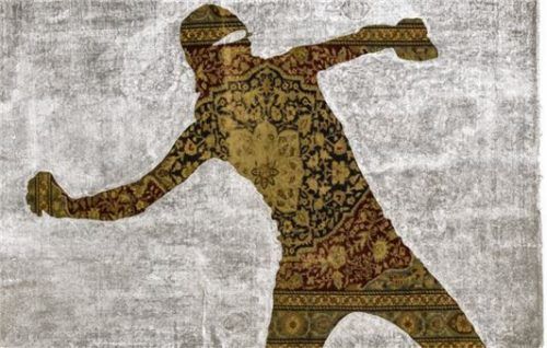 Das aus einem mit Silberfarbe beschichteten Orientteppich herausgearbeitete Motiv des „Steinewerfers“ von Rose Stach macht das Bild eines Widerstandskämpfers über alle kulturellen Grenzen hinweg zur Ikone.