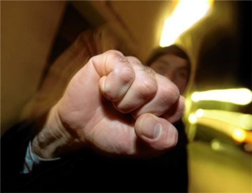 Das Gericht sah es letztlich als erwiesen an, dass ein 21-jähriger Mann aus Rosenheim einem Nachbarn einen Faustschlag verpasst hatte. Foto dpa