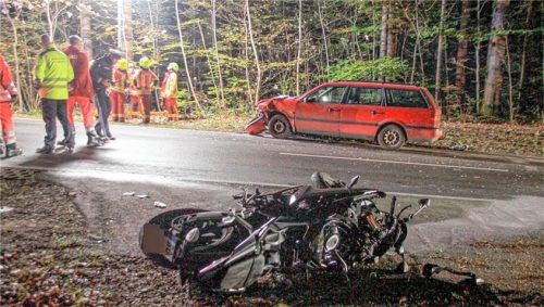 Das Kleinkraftrad des 16-jährigen Unfallopfers ist nach dem Zusammenstoß mit dem Auto völlig zerstört. Foto Reisner