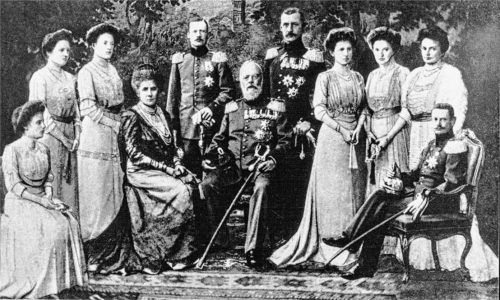Das letzte Königspaar Bayerns: Ludwig III. und Maria Theresia (Mitte, sitzend) im Kreise der Familie. Fotos Rehberg, re