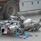 Autofahrer (20) übersieht Motorrad
