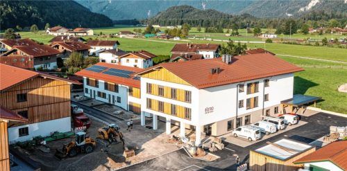 Das neu eröffnete Inklusionsprojekt aus Wohnen und Arbeiten der Lebenshilfe Traunstein in Unterwössen. Im Landkreis gilt es als Vorzeigemodell, das jungen und alten Menschen mit Behinderung eine Perspektive bietet.Foto  Flug