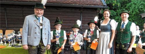 Das Podium der Altersklasse II: (von links) Zweitplatzierter Peter Schlosser, Sieger Ferdinand Ganslmaier und Dritter Lorenz Lechner. Bei der Siegerehrung dabei waren Gauvorsitzender Georg Schinnagl (links), Gauvorplattler Sepp Brem und die stellvertretende Gaujugendleiterin Maria Huber.Foto re