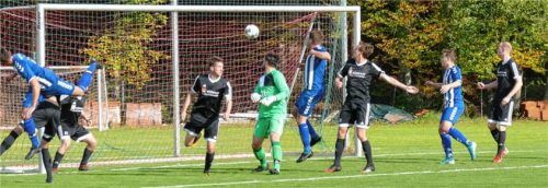 Das Tor zum 2:0 für Reischach durch einen Kopfball beim Sieg in Inzell. Foto  Wegscheider