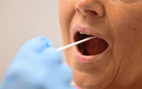 Der Abstrich für das Labor: Bis zum Ergebnis eines PCR-Tests dauert es laut Dr. Fritz Ihler, Vorsitzender des Ärztlichen Kreisverbandes Rosenheim, bis zu 24 Stunden. Foto dpa