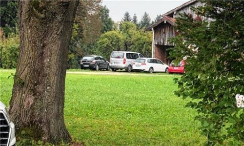 Zwei Wochen lang wurde auf diesem Bauernhof in Deutelhausen bei Schechen unterrichtet, ehe die Behörden die mutmaßliche Querdenker-Schule schlossen. Foto re