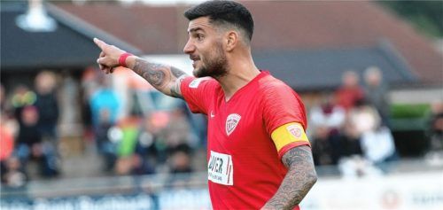 Der Einsatz von Aleksandro Petrovic gegen 1860 Rosenheim ist wegen einer Knöchelverletzung noch fraglich. Foto Michael Buchholz