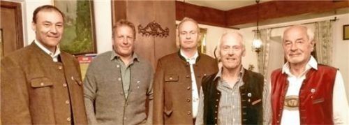 Der erneut gewählte Vorsitzende Michael Irger mit den geehrten Vereinsmitgliedern Christian Hauser, Michael Sattlberger, Georg Wohlschlager und Hans Binder (von links). Foto Hötzelsperger