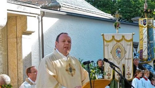 Der frisch geweihte Diakon Andreas Nieder während des Festgottesdienstes auf dem Siegsdorfer Kirchplatz. Foto Krammer