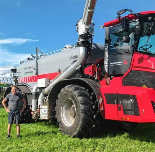 Der Gülle-Selbstfahrer von Landwirt Tobias Wimmer aus Prutting bringt den organischen Dünger möglichst bodennah aus. Die Maschine teilt er sich mit neun anderen Bauern. Fotos Schöne