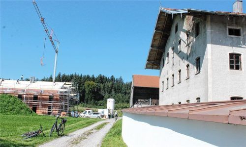 Der Harreckerhof  (rechts) und ein im Bau befindliches privates Wohnhaus. Die Gemeinde Seeon-Seebruck will mit diesem Projekt in Seeon-Seebruck Mietwohnungen für Einheimische schaffen. Foto Rasch