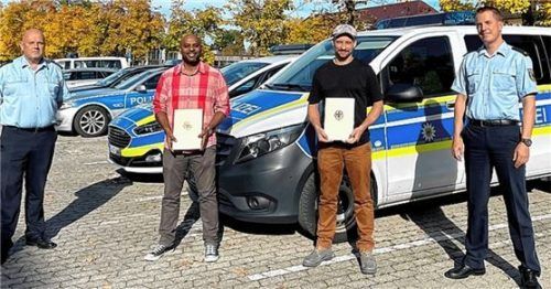 Der Leiter der Rosenheimer Bundespolizei, Ludger Otto (links), und sein Stellvertreter, Thorsten Kleinschmidt (rechts), bedankten sich bei dem Tuntenhauser (Zweiter von links) und dem Aschaffenburger für ihr couragiertes Eingreifen. Foto Bundespolizei