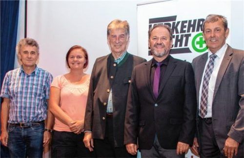 Der neu gewählte Verkehrswacht-Vorstand: Schriftführer Johann Zagler, Vorstandsvizin Isabell Schoisser, Vorsitzender Franz Polland, Zweiter Vorstandsvize Wolfgang Moritz und Schatzmeister Ludwig Linner. Foto Kirschner