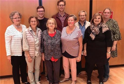 Der neue Vorstand der Kolbermoorer AWO: (von links) Annemarie Krock (Beisitzer), Waltraud Huber (Kassier), Tobias Wudy (Vorsitzender), Heidrun Mateka (Beisitzer), Alessandro Bertolini (Revisor), Katharina Nebauer (Zweite Vorsitzende), Reimund Eberlein (Beisitzer), Giovanna Berchtenbreiter (Revisor) und Michaela Zink (Schriftführerin). Es fehlt: Bernadette Dzikowsky (Beisitzer).Foto re