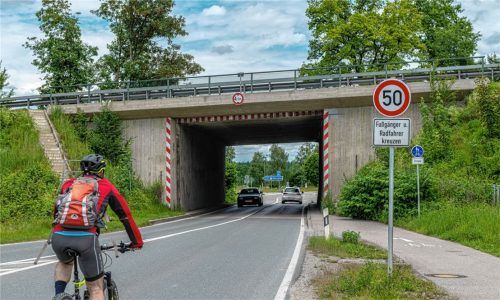 Der Radfahrer im Bild hätte die Möglichkeit, auf einem 70 Zentimeter breiten Gehweg zu fahren, in der Gegenrichtung gibt es diese Alternative gar nicht erst. Foto Thomae