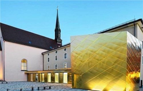 Der strahlende Eingang des Kulturforums an der Klosterkirche Traunstein. Foto Färbinger Rossmy Architekten