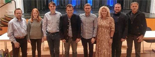 Der Vorstand des CSU-Ortsverbandes Kolbermoor hat sich verjüngt: (von links) Gerhard Franke, Magdalena Franke, Leonhard Sedlbauer, Sebastian Daxeder, Fabian Artmann, Renate Huber, Andreas Duschl und Reiner Hellbach. Foto  Re