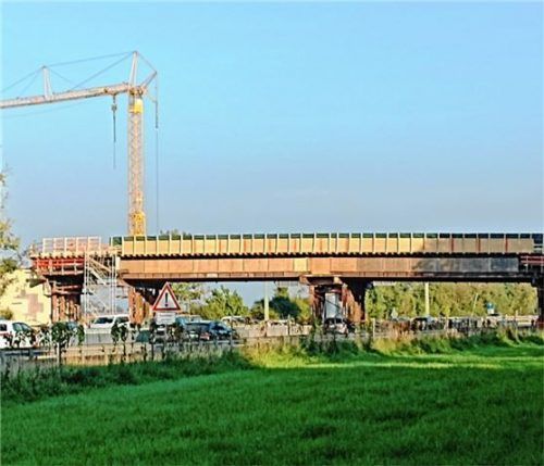 Die Autobahnbaustelle an der Brücke zwischen Westerndorf am Wasen und Nicklheim verzögert sich wegen der Corona-Pandemie.Foto Aerzbäck
