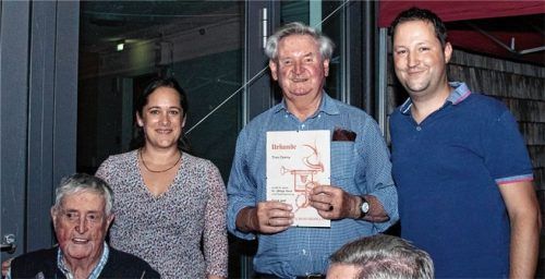 Die beiden Gründungsmitglieder Josef Fuchs (links) und Theo Czerny (Zweiter von rechts) mit den beiden Vorsitzenden Sabine Bodner (Zweite von links) und Andreas Gehrig.Foto re