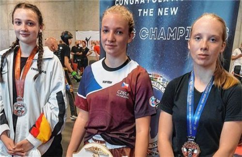 Die Bronzemedaille im Kickboxen Lightcontact U18 bis 60 kg erreichte Jasmin Tobias (rechts).
