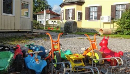 Die Container von Niederaudorf sollen bald verschwinden. Die Gemeindeführung will die Erweiterung des Kindergartens nun auch ohne gesicherte Förderung starten.Foto Schmidt