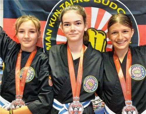 Die drei Inzellerinnen Hannah Schwabl, Chelly Schuhn und Christina Kamml (von links) zeigten bei der Weltmeisterschaft in Wagrain eine bärenstarke Leistung. Im Team Kata holten sie sich völlig verdient den zweiten Platz.Foto wet