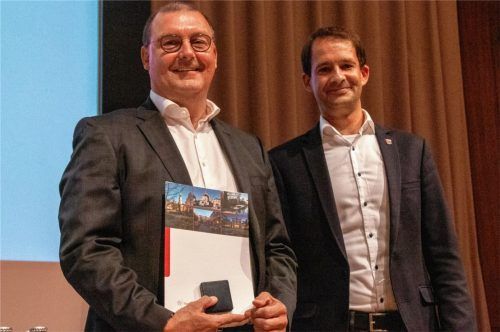 Die Ehrenmedaille der Stadt Rosenheim erhält Paul Adlmaier (links) von Rosenheims Oberbürgermeister Andreas März für seinen Einsatz für die lokale Wirtschaft. Foto Kirschner