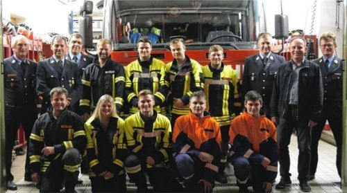 Die erfolgreichen Prüflinge mit dem Vorsitzenden der Feuerwehr, Georg Noichl (stehend, Zweiter von links), KBM Stefan Pfliegl (rechts), Bürgermeister Daniel Mair (stehend, Zweiter von rechts) und Kommandant Martin Dialler (stehend, Dritter von rechts). Foto Rehberg