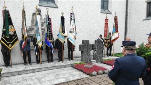 Die Fahnenabordnungen: (von links) Schützengesellschaft Almenrausch, KuV Germania, KSK Pfaffenhofen, KSK Rosenheim, Eisenbahnerverein, KRV Pang, VRK Fürstätt und FFW Rosenheim.Foto re