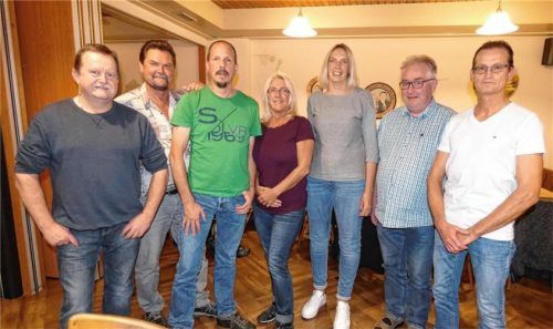 Die Führungsriege des Vorstands: (von links) Schützenmeister Thomas Führer, Fähnrich und Zeugwart Andreas Gröschl, Kassier Bernhard Fritsche, Jugendleiterin Sabine Meyler, die Zweite Kassenverwalterin Birgit Kerekes, der Zweite Schützenmeister Helmut Tristl und Schriftführer Christian Führer.Foto Greiner