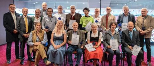 Die für ihr Ehrenamt Geehrten erhielten eine Urkunde, Pokale und viele lobende Worte. Foto  Bauer
