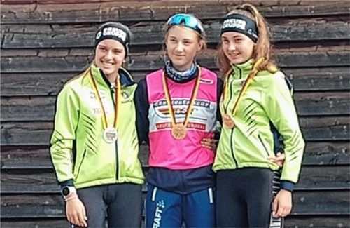 Die Gesamtsiegerehrung für die AK16 mit Lena Siegemund (Großbreitenbacher SV), Gewinnerin Leni Dietersberger und Antonia Schramm (WSV Oberhof, von links).Foto privat