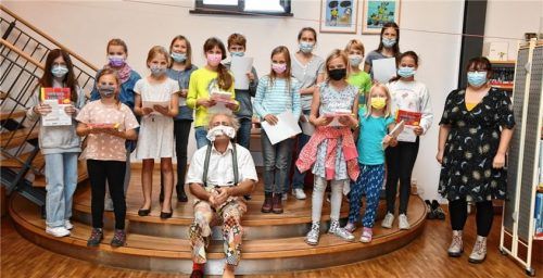 Die Gewinner des Sommerleseclubs werden in der Stadtbücherei ausgezeichnet.Foto Schlecker
