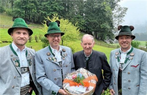 Die Glückwünsche an Schorsch Pfaffinger (Zweiter von rechts) überbrachten vom Verein (von links) Zweiter Vorsitzender Michi Stein, Vorsitzender Claus Reiter und Kassier Herbert Reiter.Foto re