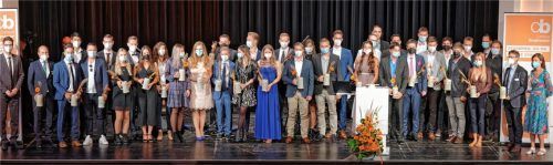 Die Graduierten erhielten neben ihrem Zeugnis auch einen Campus-Masskrug zur Erinnerung.Foto Steiner