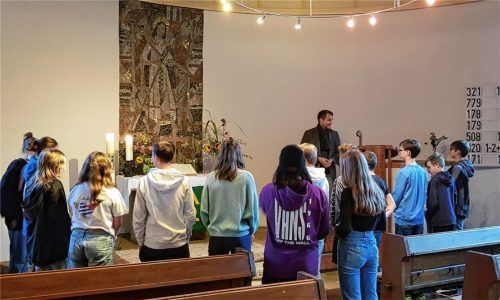 Die Gruppe der Konfirmanden in der evangelischen Heilandskirche Bernau mit Pfarrer Dietrich Klein. Foto Müller-Eschenbrücher