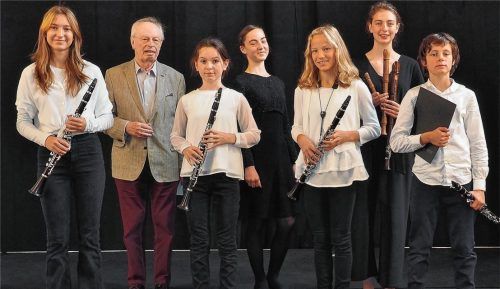 Die Gruppe „Funny Four“ mit (vorne, von links) Pia Küblböck, Helene Wimmer, Anna Geißelbrecht und Fritz Knab. In der hinteren Reihe (von links) stehen der Vorsitzende der „Freunde der Musik“, Altoberbürgermeister Fritz Stahl, Sara Messmer und Viktoria Stegemann. Foto Buthke