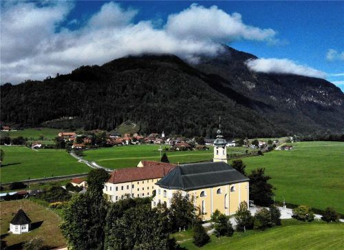 Die Klosterkirche Reisach fehle den Niederaudorfern nicht nur emotional, sondern vor allem auch aus Platzgründen für große Hochzeiten, Taufen und Beerdigungen, hieß es bei der Pfarrversammlung im Klostergarten. Foto Wildgruber