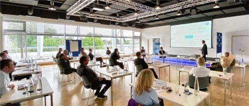 Die Mitglieder des IHK-Regionalausschusses Rosenheim bei der Erarbeitung ihrer Schwerpunktthemen für die kommende Zeit. Die Sitzung fand im OVB-Medienforum in Rosenheim statt. Foto IHK