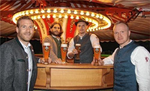 Die neue Attraktion in der Wasserburger Altstadt: Vor dem Vereinsheim steht ein Weißbierkarussell. Für die Löwen-Spieler, hier Maxi und Hannes Hain, Johannes Lindner und Albert Schaberl (von links), liegt der Fokus auf dem Spiel gegen den FC Deisenhofen. Foto Simon Stürmlinger