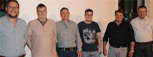 Die neue Führungsmannschaft bei der Metall-Innung: (von links) Obermeister Wolfgang Petry, sein Stellvertreter Fritz Graßl sowie die Vorstandsmitglieder Franz Huber, Georg Huber junior, Franz Pfeffer und Rupert Steiner.Foto re