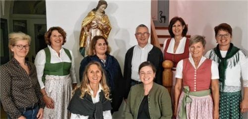 Die neue Vorstandschaft der KFD Rohrdorf: (sitzend von links) Andrea Göschl und Birgit Häfele. (Stehend von links): Christine Burmer-Hauk, Gabi Weiß, Petra Wiesböck, Pfarrer Robert Baumgartner, Konni Schiller, Elisabeth Mottinger und Gertraud Wiesböck. Foto KFd