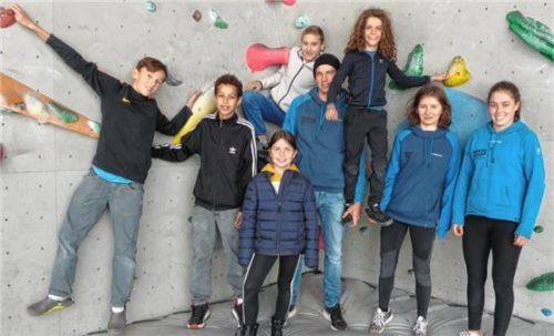 Die neuen Mitglieder im „Rock & Bloc“-Team mit den Trainern Lina Kriechbaum (rechts), Klara Zebhauser (Zweite von links) und Valentin Heimbeck (Mitte).Foto Knarr