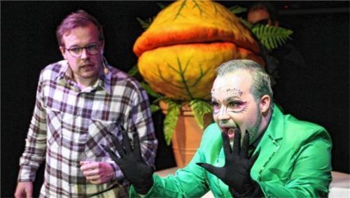 Die Pflanze „Audrey 2“ (verkörpert durch Lukas Gahabka rechts) verspricht Seymour Krelborn (gespielt von Stefan Thalmeier) Erfolg und Glück, bringt jedoch nichts als Unheil. Foto Emilia Giannetta