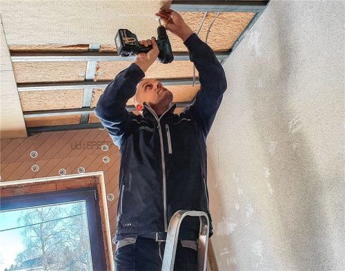 Die Platten werden mit der Climateschraube auf allen tragfähigen Untergründen befestigt, wie Holz- und Metallständer, Balkenlage oder direkt durch eine vorhandene Gipskartonkonstruktion. Foto UdiDämmsysteme