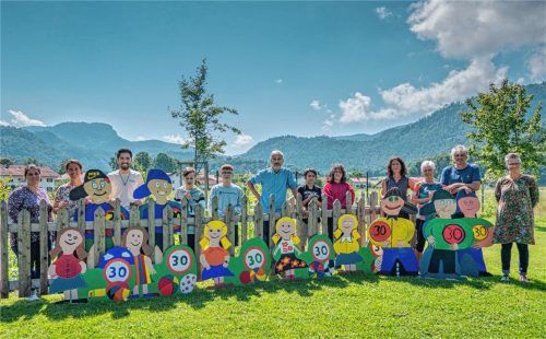 Die Schulwegsicherheit bewegt die Eltern in Unterwössen, wie auf der Bürgerversammlung deutlich wurde. Dieses Bild stammt von einer Aktion im Juli dieses Jahres, bei der viele helfende Hände Schilder für Tempo 30 erstellten, die gegen eine Spende in der Schule abgeholt und an neuralgischen Punkten aufgestellt werden konnten. Foto Flug